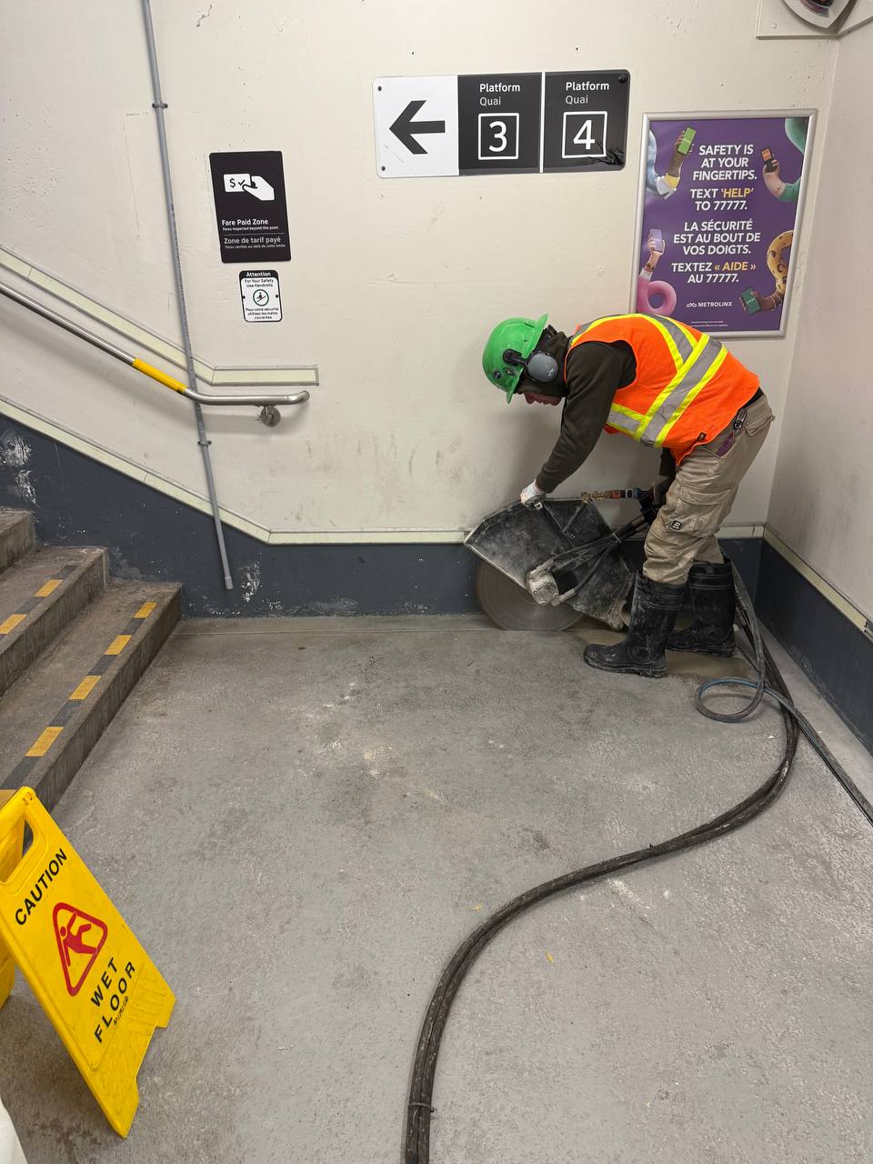 cutting concrete with hydraulic saw and large blade